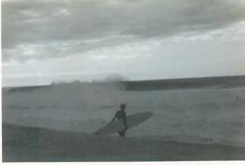 Waiting for a lull, at Second Reefing Pipeline, with a borrowed surfboard under my arm. I didn't break it, so that's nice.